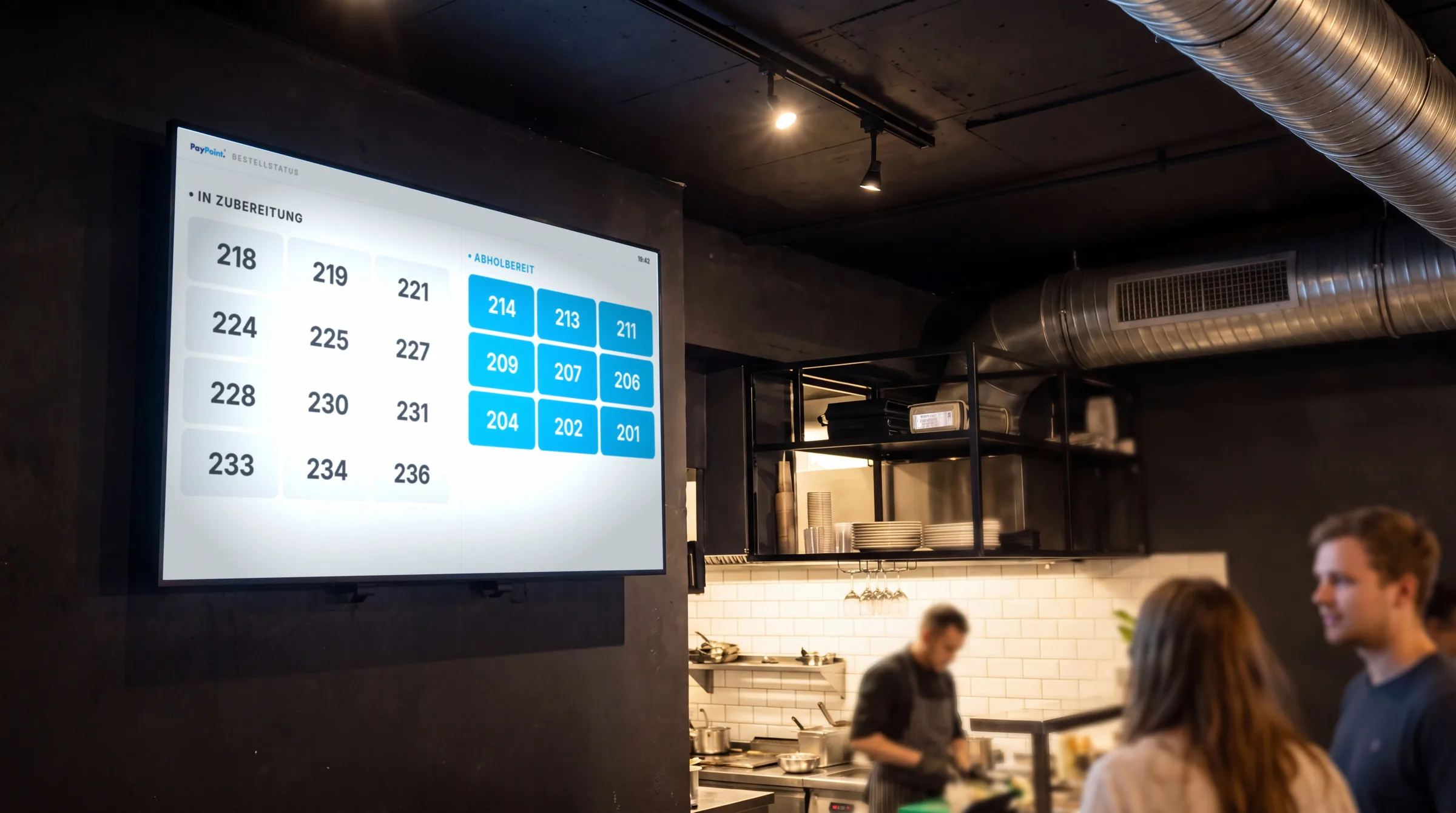 Statusbildschirm an der Wand im Restaurant